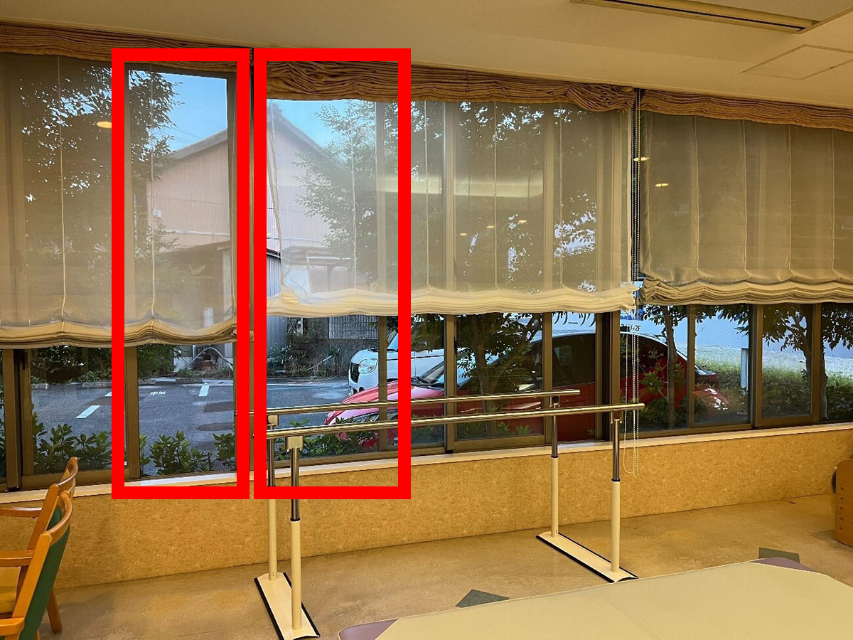 エアロコ導入前のパーソナルケアセンターフィロスにおける換気の運用イメージ。導入以前は図赤枠のように、大型の窓の大半を常時開放するという運用により、夏は暑く、冬は寒い状態となっていた